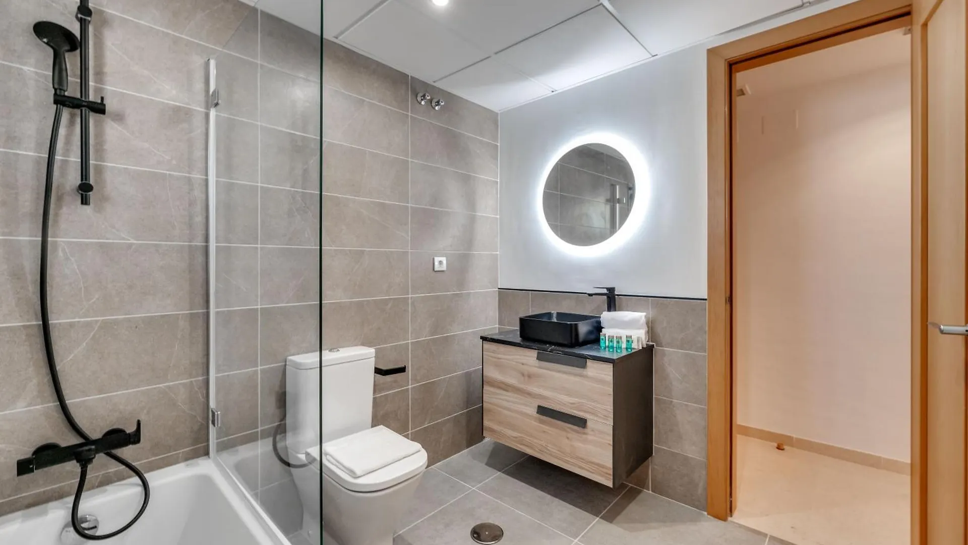 Vacation Marbella I The Sunrise Golden Mile Flat, Next To Convention Center, Recently Refurbished, Prime Location, 300M To The Beach