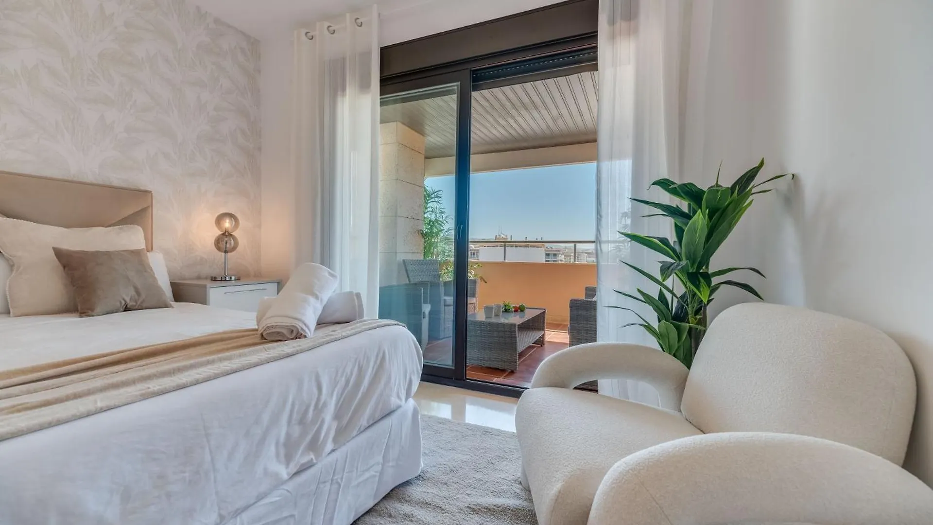 Apartment Vacation Marbella I The Sunrise Golden Mile Flat, Next To Convention Center, Recently Refurbished, Prime Location, 300M To The Beach