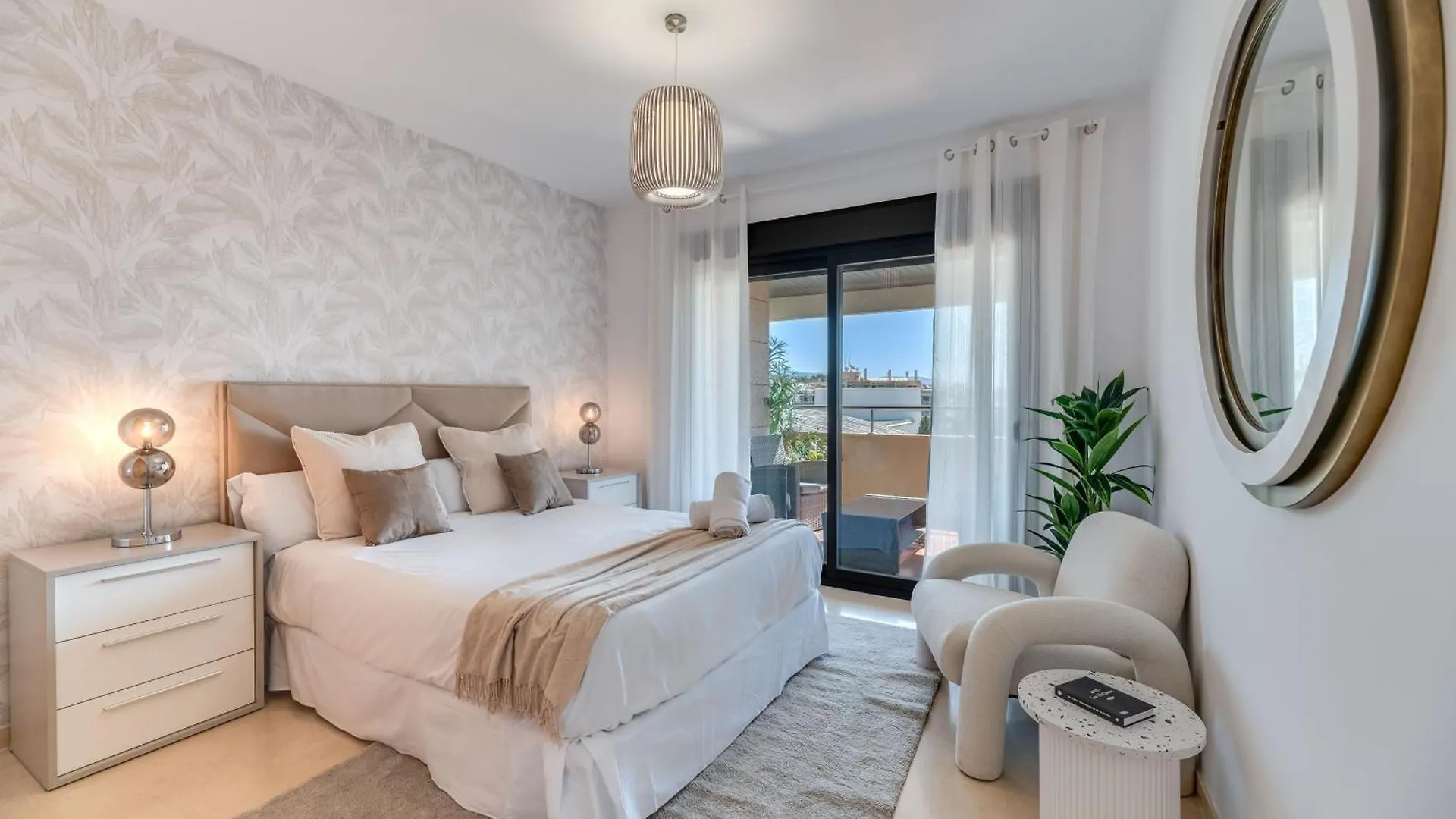 Apartment Vacation Marbella I The Sunrise Golden Mile Flat, Next To Convention Center, Recently Refurbished, Prime Location, 300M To The Beach